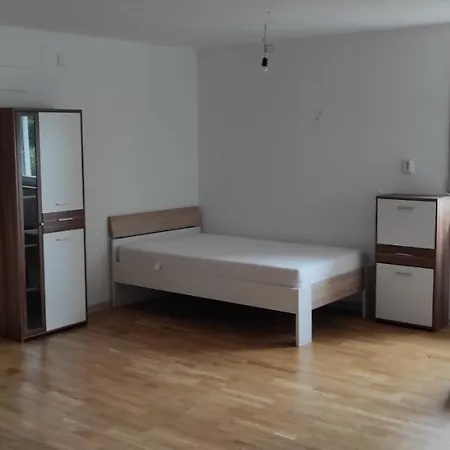 ⌂ Privatwohnung *