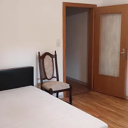 ⌂ Privatwohnung *